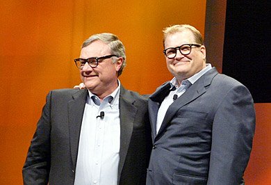 司会を務めたコメディアンのドリュー・カレィ氏（右）のまねをするミルズ氏。チャーミングな一面も