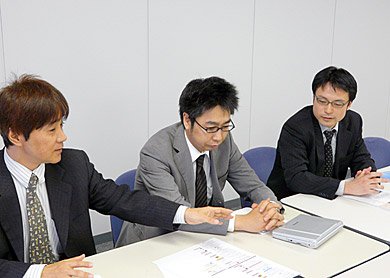 左から馬場氏、営業部主任の小山慎司氏、田中氏