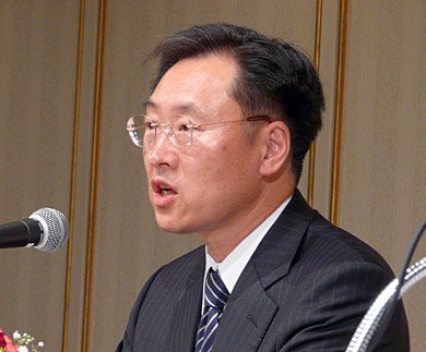 就任会見で豊富を語る碓井稔氏