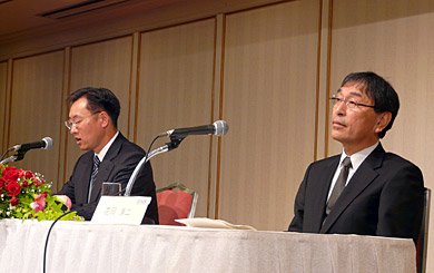 今回の人事異動で社長を碓井氏に譲る花岡氏（右）