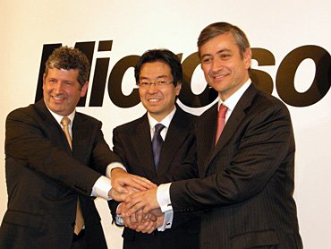 ITエンジニア支援策の強化を発表したMSのダレン・ヒューストン氏（左）と樋口泰行氏（中央）。写真は今年4月の樋口氏の社長就任会見