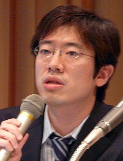 サービス概要を説明する坂井光代表取締役