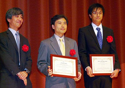 優れた研究が表彰された西村秀和氏（中）と米澤拓郎氏（右）。左は日本IBM 東京基礎研究所所長の丸山宏氏