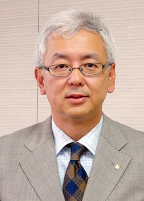 ≪矢澤篤志氏（やざわ あつし）氏≫　1958年生まれ。中央大学商学部卒業後、1981年カシオ計算機入社。海外営業、物流企画などの部門を経て、1997年より業務開発部（情報システム部門）に配属。2001年部門長、2006年6月執行役員就任