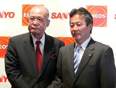 三洋電機の佐野精一郎社長（右）と新日本石油の西尾進路社長