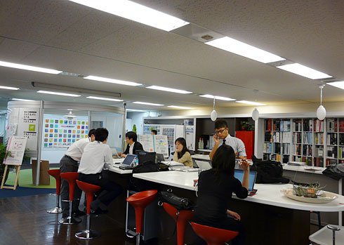 社内のほぼ中央に設置された作業スペース。社員が頻繁に通るためコミュニケーションを取りやすい