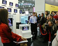 有機ELテレビの画質と薄さに興味を示す来場者たち