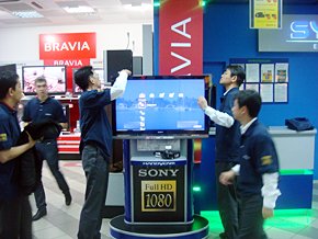 当日、販売店でソニー製品が並ぶコーナーを整備する社員たち
