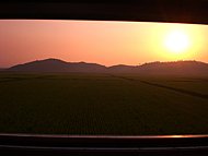 車窓から眺める北朝鮮の夕日