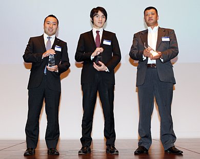 Fast50の上位3社。左からオアシスソリューションの関谷有三社長、グリーの千原啓経営企画室長、ビックタウンの近藤勝俊社長