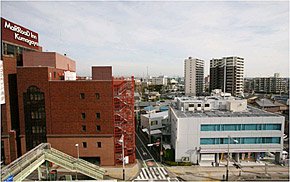 太陽熱エネルギーの融通を受けるマロウドイン熊谷（左）と供給する東京ガス熊谷支社（右の3階建て建物）