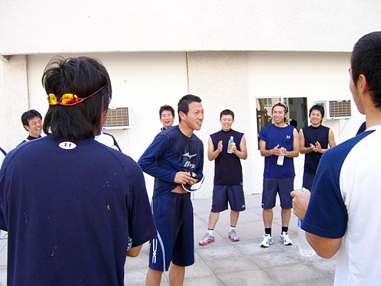 長野選手（中央）を祝福する全日本チームのメンバーたち