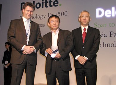 売上高成長率2万9577％で1位に輝いたVancl （Beijing） TechnologyのChen Nian CEO（中央）