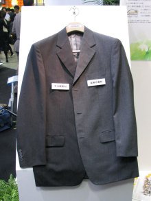 オンワードホールディングスが展示していた「生分解スーツ」