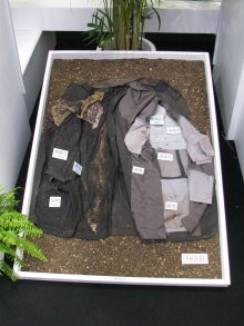土に埋めて後163日目の生分解スーツ。素材によって進行具合は異なるが、生分解が進んでいることが分かる