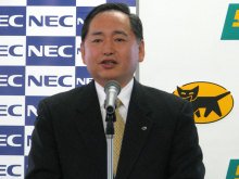 安全・エコナビゲーションシステム「See-T Navi」の開発経緯を説明するヤマト運輸代表取締役社長の木川眞氏。「安全」と「環境」を最大のポイントに、セールスドライバーの安全運転・省エネ走行を強力にサポートする「輸送の見える化」と、顧客により便利なサービスを提供できるようにするための「拡張性」に取り組んだという