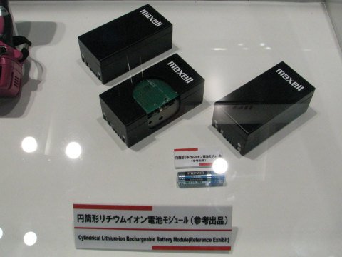 日立マクセルの18650型円筒形リチウムイオン電池（高容量ハイパワータイプ）。定格容量2250ミリアンペア時、最大電流6.0アンペアで、高容量化と高出力化を両立するとともに、ゼロ～マイナス20度の低温領域での放電特性を向上させたという