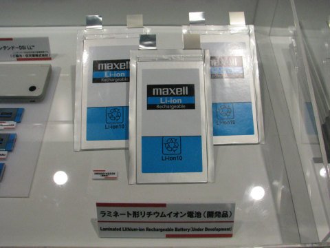 アルミラミネート外装材を採用して薄型大容量を実現した日立マクセルのラミネート型リチウムイオン電池（参考出品）。サイズ幅142×高さ235×厚さ6.5ミリ、質量340グラムで、定格容量10アンペア時、最大電流30アンペア
