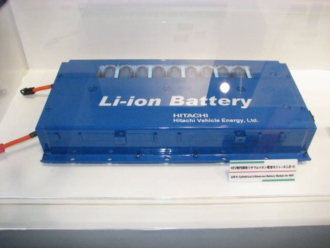 日立ビークルエナジーのHEV用の円筒形リチウムイオン電池モジュール。円筒形だけでなく角形や、PHEV用の角形リチウムイオン電池もラインアップする