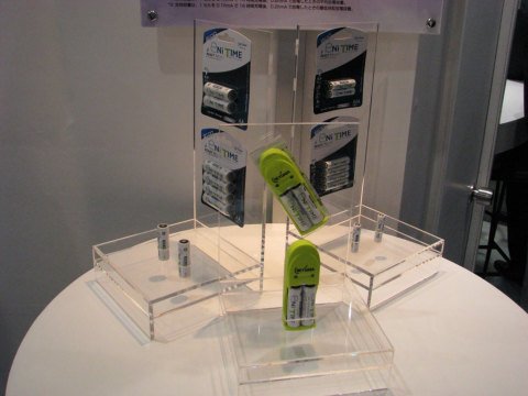 単3／単4形のニッケル水素電池（参考出品）。満充電すれば1年後でも約80％の電力が残っているという。エネループ競合製品で、年内の発売を検討中