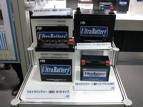 従来の鉛蓄電池の弱点だった急速充放電に対応できるように、鉛蓄電池の負極にキャパシタ電極を組み込んだ古河電池の「ウルトラバッテリー」。ブレーキ回生の電力を受け入れられるようになったほか、アイドルストップのような高負荷な使い方でも従来の鉛蓄電池の4倍の長寿命化を実現したという