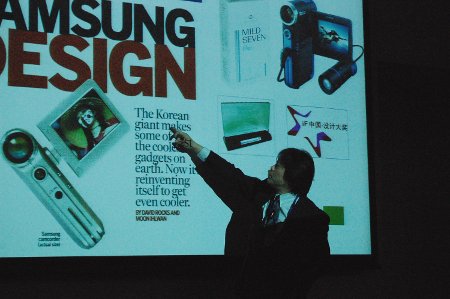 「SAMSUNG DESIGN」として『Business Week』誌に紹介された際の表紙デザインを示す小黒氏