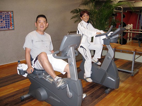 宇津木妙子団長（右）との早朝トレーニング