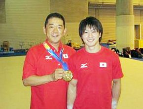 内村航平選手（右）と