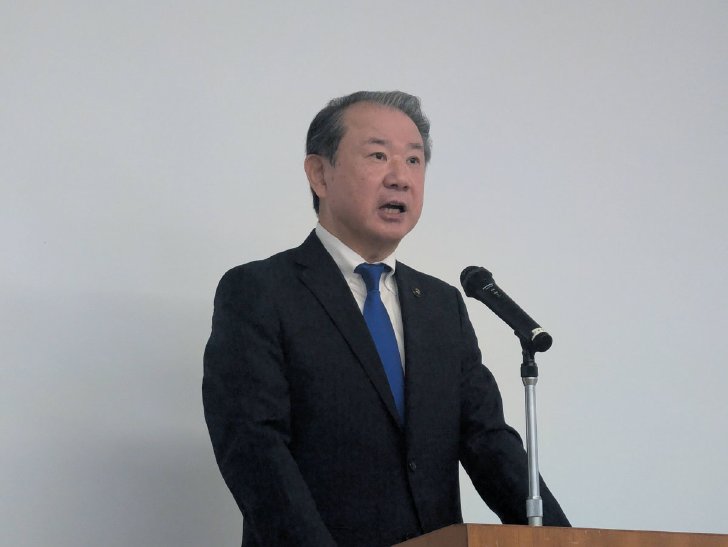 開会のあいさつで登壇した飯塚市長の武井 政一氏